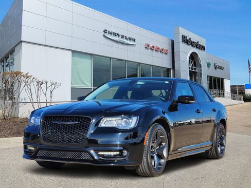 Used 2023 Chrysler 300 Touring L w/ Popular Equipment Group image 2