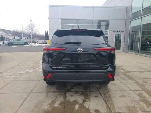 Used 2024 Toyota Highlander LE image 6