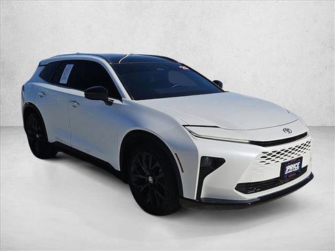 Used 2025 Toyota Crown Signia Limited image 3