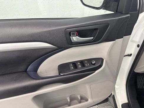 Used 2019 Toyota Highlander XLE image 11
