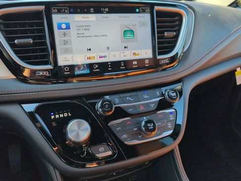 New 2026 Chrysler Pacifica Pinnacle image 17