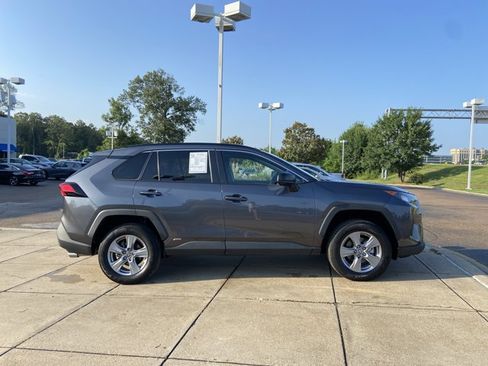 Used 2022 Toyota RAV4 LE AWD/4WD image 13
