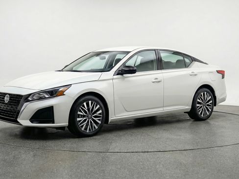 Used 2025 Nissan Altima 2.5 SV image 3