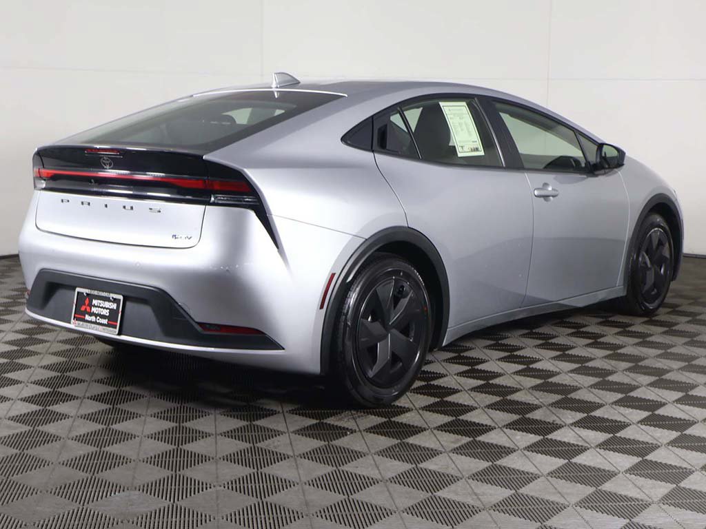 Used 2025 Toyota Prius LE FWD image 9