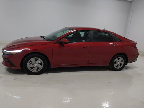 Used 2025 Hyundai Elantra SE image 2