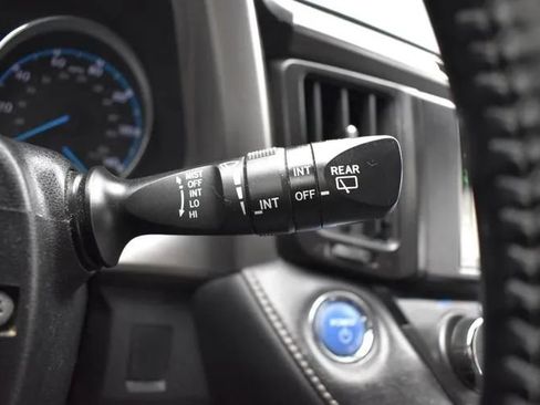 Used 2017 Toyota RAV4 XLE AWD/4WD image 25