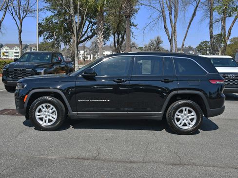 Used 2024 Jeep Grand Cherokee Laredo w/ Luxury Tech Group I AWD/4WD image 2