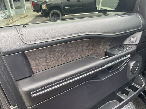 Used 2018 Ford Expedition Max Limited image 9
