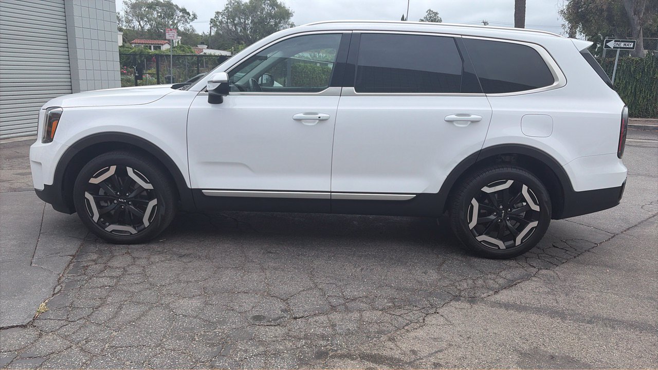 Certified 2023 Kia Telluride EX w/ EX Captain's Chair Package FWD image 5
