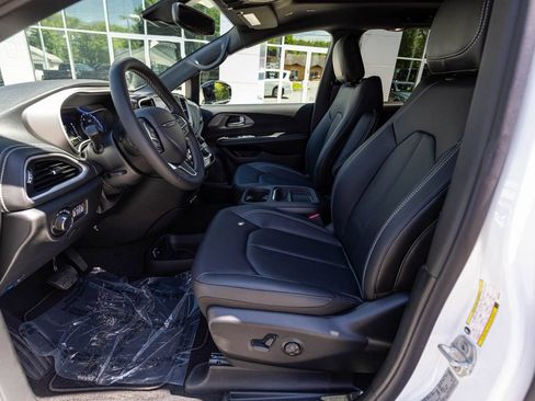 New 2027 Chrysler Pacifica Select FWD image 21