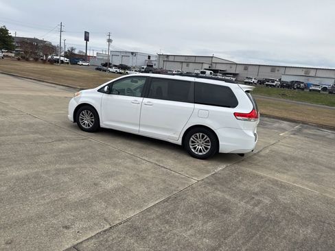 Used 2013 Toyota Sienna XLE image 10