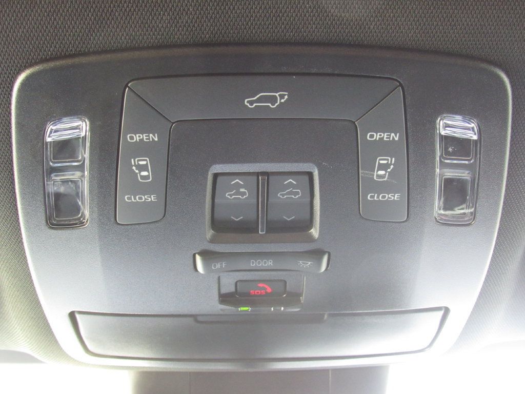 Used 2025 Toyota Sienna XSE AWD/4WD image 30