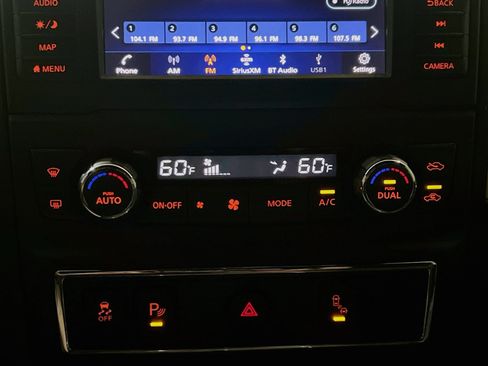 Used 2019 Nissan Titan SV w/ SV Convenience Package RWD image 12