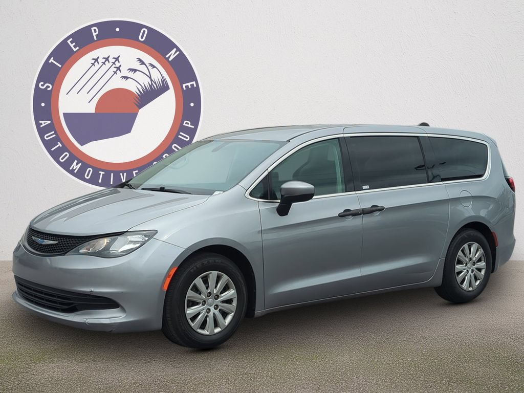 Used 2018 Chrysler Pacifica L FWD image 2