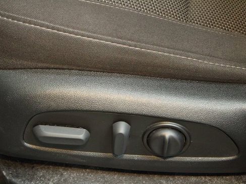 Used 2023 Chevrolet Traverse LT w/ Rear Camera Mirror Package image 19