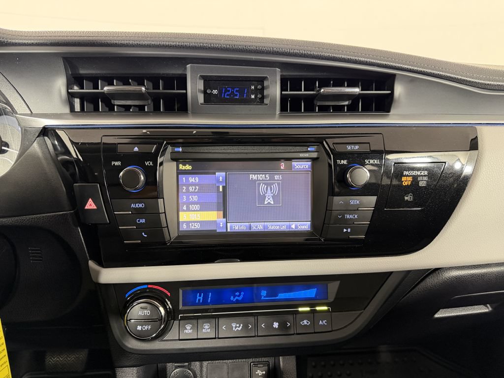 Used 2015 Toyota Corolla LE FWD image 31