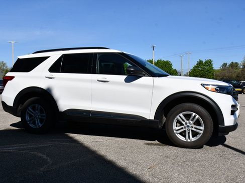 Used 2023 Ford Explorer XLT w/ Equipment Group 202A AWD/4WD image 8
