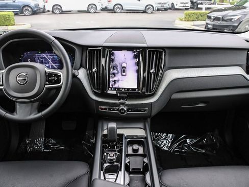 Used 2025 Volvo XC60 B5 Plus image 12