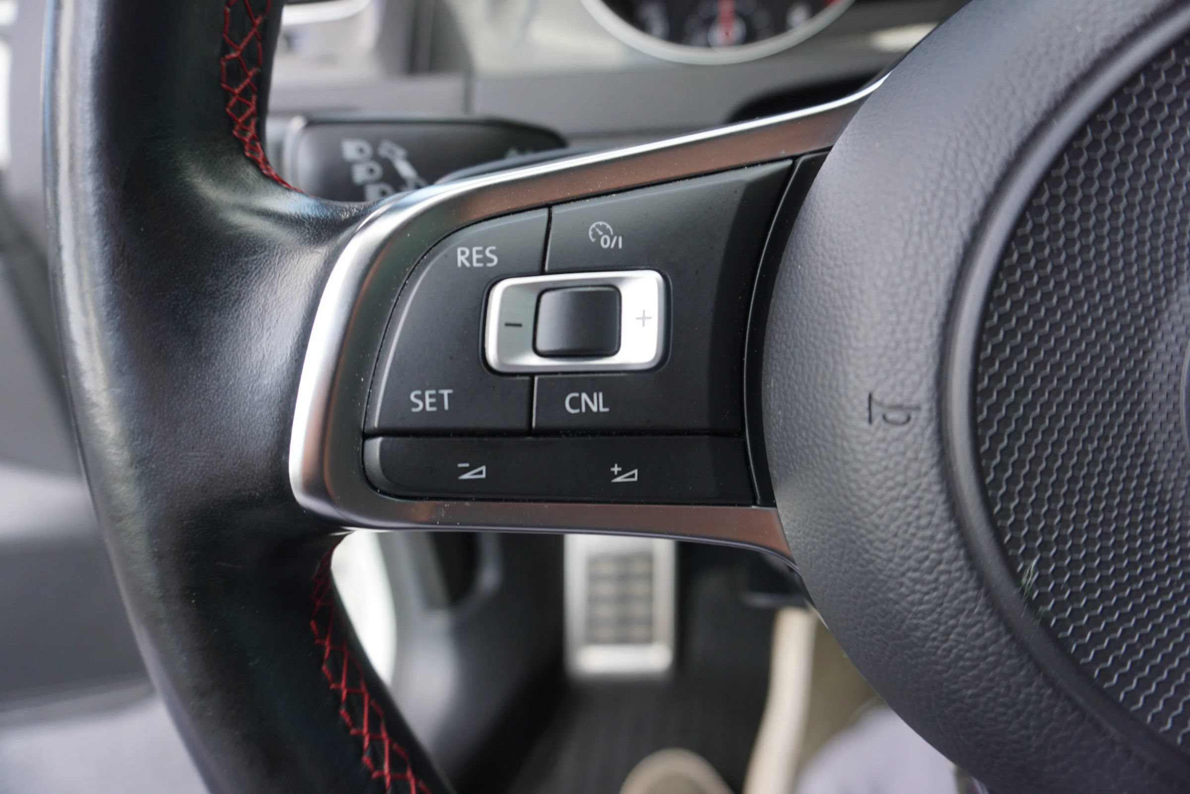 Used 2017 Volkswagen GTI SE FWD image 32