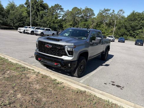 Used 2025 Chevrolet Silverado 2500 ZR2 AWD/4WD image 4