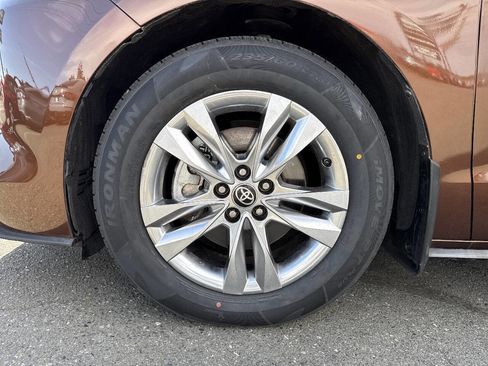 Used 2021 Toyota Sienna Limited image 2