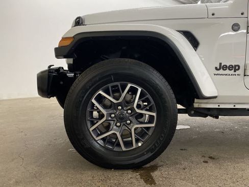 Used 2025 Jeep Wrangler Unlimited Sahara AWD/4WD image 11
