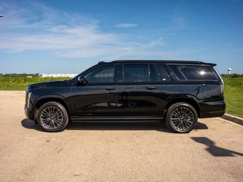 Used 2025 Cadillac Escalade ESV Sport Platinum AWD/4WD image 4