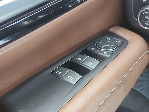 Used 2025 Chevrolet Tahoe High Country AWD/4WD image 17
