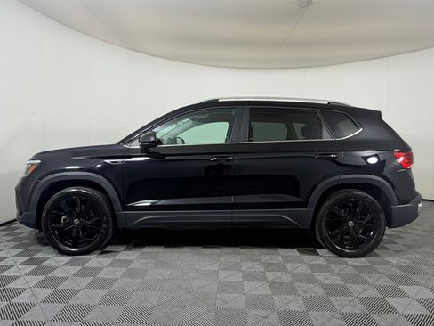 Used 2023 Volkswagen Taos SE w/ Panoramic Sunroof Package AWD/4WD image 2