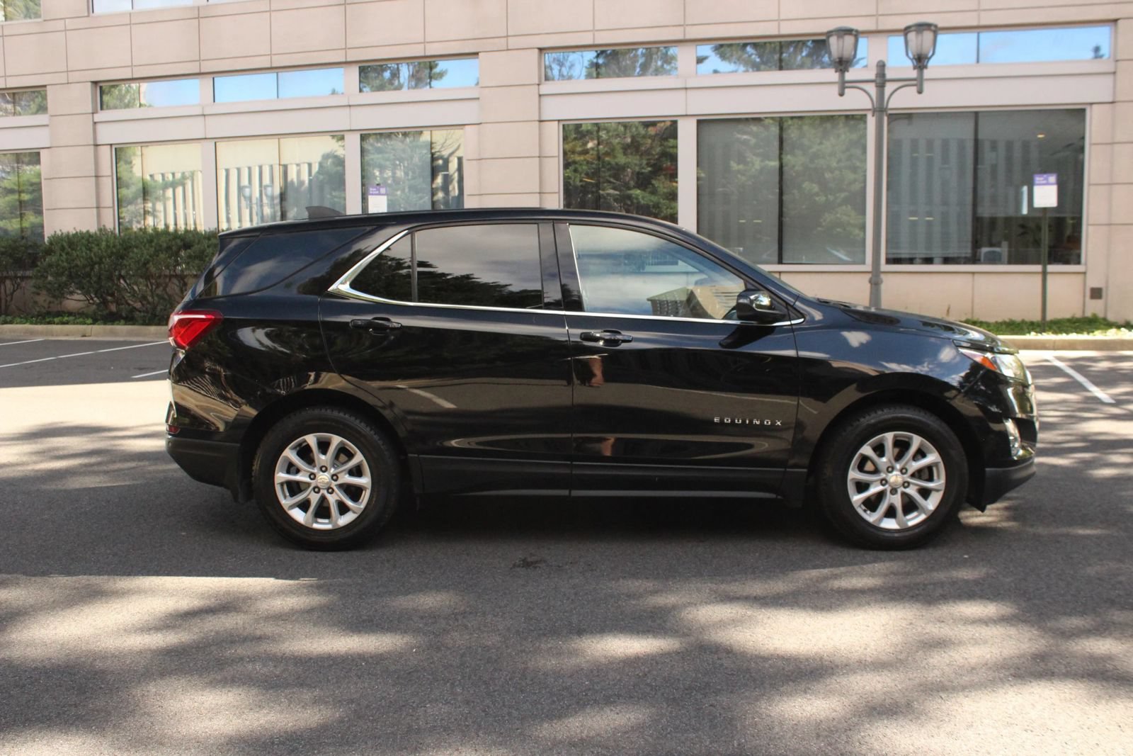 Used 2020 Chevrolet Equinox LT w/ Driver Convenience Package FWD image 6