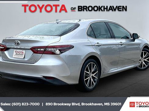 Used 2024 Toyota Camry XLE w/ Cold Weather Package FWD image 11