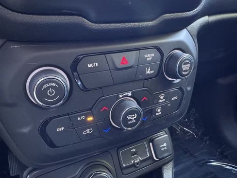 Used 2022 Jeep Renegade Latitude w/ Convenience Group image 18