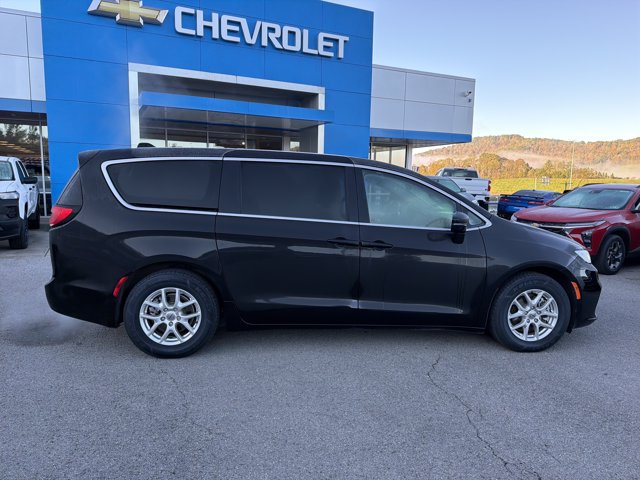 Used 2024 Chrysler Pacifica Touring-L FWD image 3