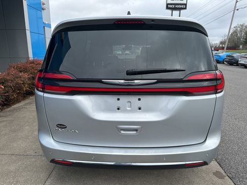 Used 2024 Chrysler Pacifica Touring-L image 8