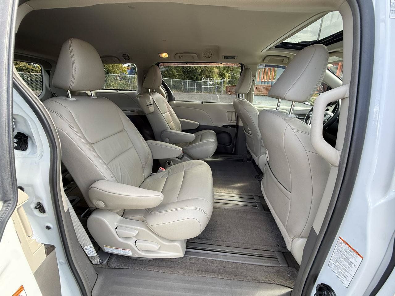 Used 2018 Toyota Sienna XLE w/ XLE Navigation Package FWD image 20