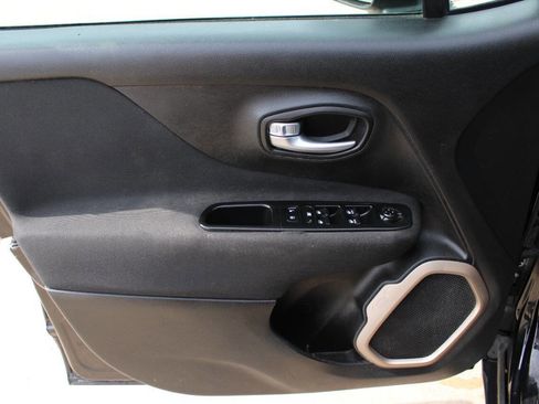 Used 2015 Jeep Renegade Latitude image 11