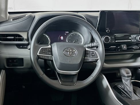Used 2024 Toyota Highlander LE image 18
