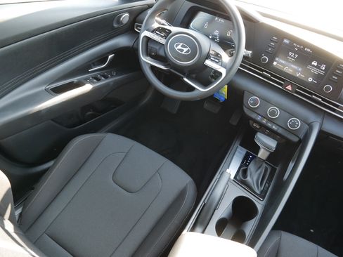 Certified 2025 Hyundai Elantra SE FWD image 9