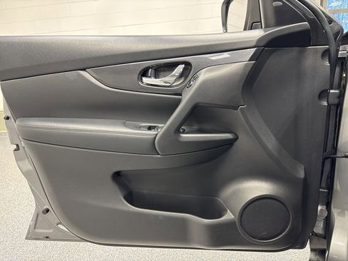 Used 2018 Nissan Rogue SV image 24