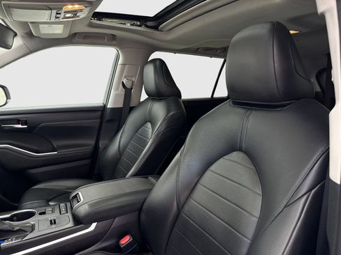 Used 2021 Toyota Highlander XLE FWD image 15