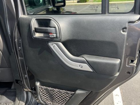 Used 2018 Jeep Wrangler Unlimited Sahara w/ Connectivity Group AWD/4WD image 25