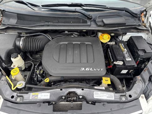 Used 2016 Chrysler Town & Country Touring FWD image 11