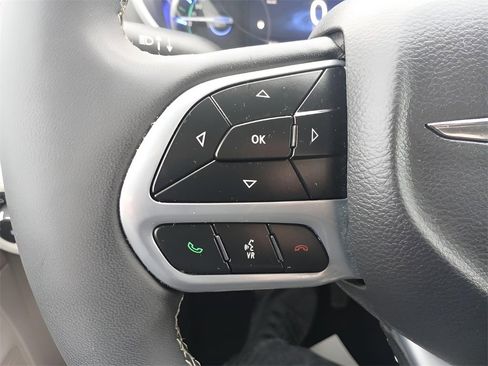 Used 2023 Chrysler Pacifica Touring-L image 30