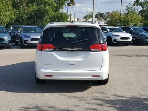 Used 2023 Chrysler Voyager LX image 5