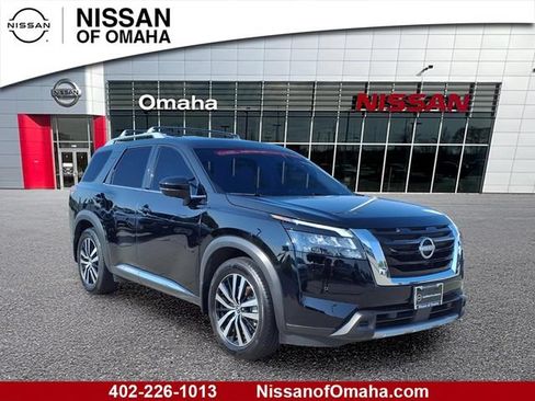 Certified 2025 Nissan Pathfinder Platinum w/ Cargo Package AWD/4WD image 1