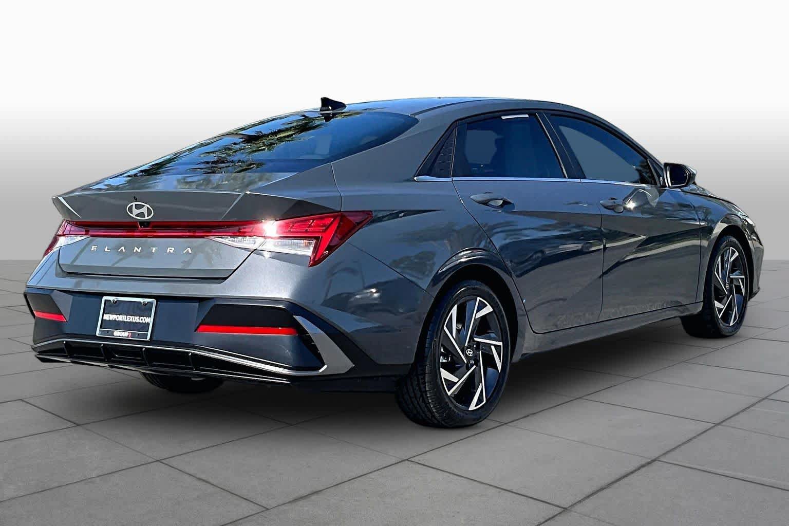 Used 2024 Hyundai Elantra SEL w/ Convenience Package FWD image 12