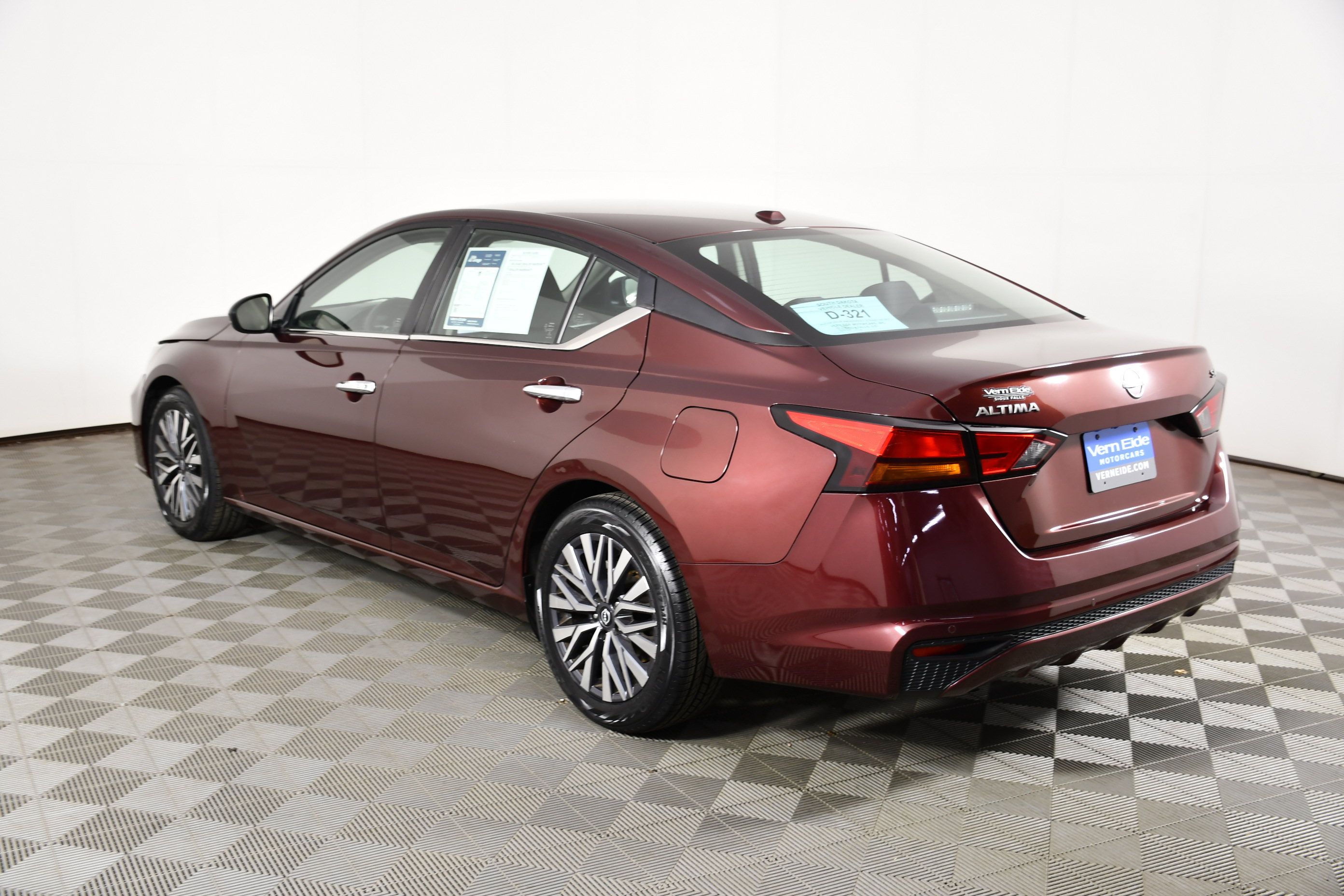 Used 2024 Nissan Altima 2.5 SV FWD image 8