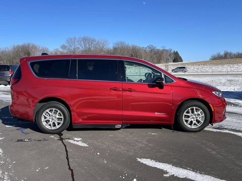 Used 2024 Chrysler Pacifica Touring-L image 5