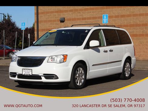 Used 2016 Chrysler Town & Country Touring w/ Driver Convenience Group image 2