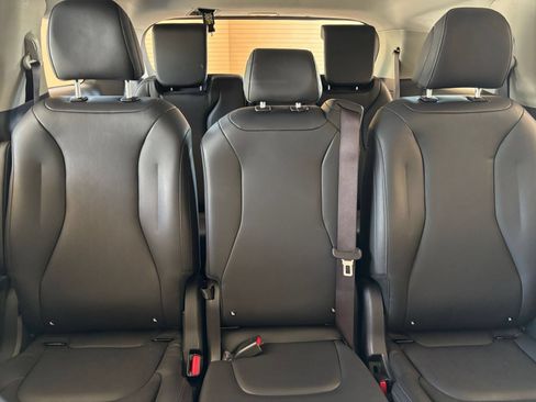 Used 2026 Kia Carnival FWD image 40